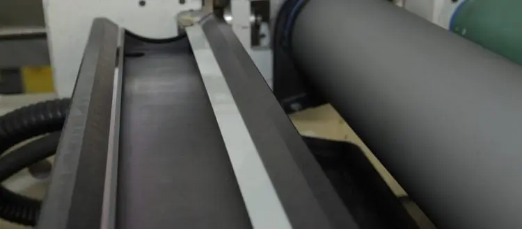 doctor-blade-on-a-press-with-anilox-roll-750x330