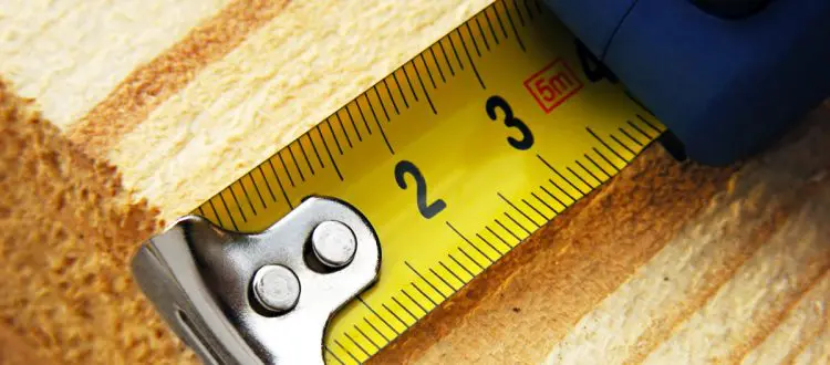 tape-measurer-on-wood-table-750x330